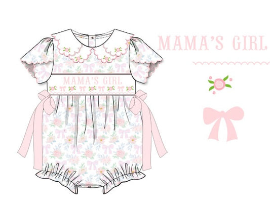 Hand-smocked MAMA’S GIRL bubble in 100% cotton with flowers, bow, hand-embroidered rosettes, scalloped collar and sleeves. Classic and timeless.
